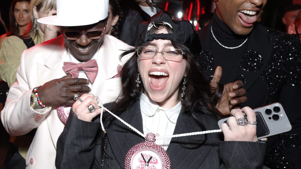 BEVERLY HILLS, CALIFORNIA - MARCH 10: EXCLUSIVE ACCESS, SPECIAL RATES APPLY. (L-R) Flavor Flav, Billie Eilish, and Jon Batiste attend the 2024 Vanity Fair Oscar Party Hosted By Radhika Jones at Wallis Annenberg Center for the Performing Arts on March 10, 2024 in Beverly Hills, California. (Photo by Stefanie Keenan/VF24/WireImage for Vanity Fair )